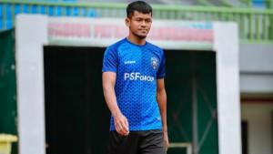 Striker-PSPS-Pekanbaru-Ilham-Fathoni-latihan-sebelum-lawan-Garudayaksa.jpg