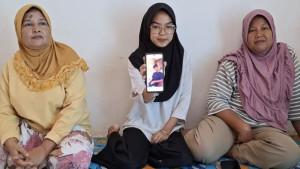 Suharti-istri-dari-pria-yang-tewas-diduga-dibakar-di-sumsel.jpg