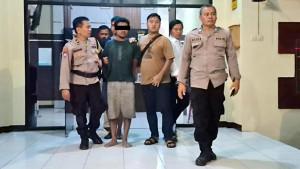 Sukar-terduga-pelaku-pembunuhan-terhadap-kedua-orang-tuanya.jpg
