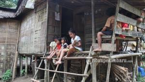 Suku-Talang-Mamak-di-Kabupaten-Indragiri-Hulu-Inhu-Provinsi-Riau-tengah-beraktivitas.jpg