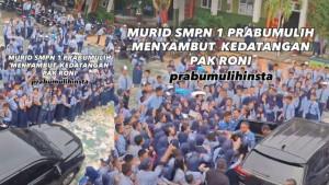 Tangis-haru-murid-SMPN-1-Prabumulih-pecah-saat-menyambut-kembalinya-Kepala-Sekolah.jpg