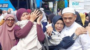 Tangis_Haru_Warnai_Kedatangan_Jemaah_Haji_Kloter_6_Batam_di_Pekanbaru.jpg