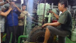 Teknisi-sedang-melakukan-proses-perbaikan-mesin-KMP-Mutiara-Pertiwi.jpg