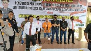 Tersangka_peredaran_narkoba_dihadirkan_Saat_Pers_Conference_di_Mapolres_Bengkalis.jpg