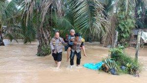 Tiga_Lansia_Dievakuasi_dari_Lokasi_Banjir_di_Kotalama_Rohul.jpg