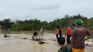 Tim-BPBD-Kota-Pekanbaru-bersama-aparat-gabungan-melakukan-penanganan-banjir.jpg