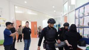 Tim-Jibom-Gegana-Polda-Metro-Jaya-melakukan-penyisiran-TKP.jpg