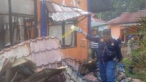 Tim-inafis-Polres-Inhu-memasang-garis-police-line-di-gedung-kantor-KPBD-Inhu.jpg