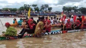 Tim_Pacu_Jalur_Cakaran_Garuda_Baru_Atom_Permata_dari_Desa_Simandolak_Pacu_Jalur_2024.jpg