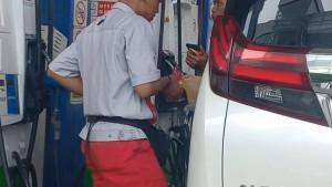 Toyota-Alphard-isi-bensin-menggunakan-Pertalite.jpg