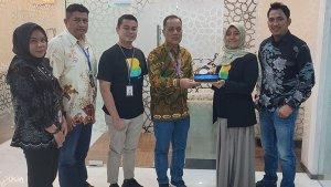 Tribun-Pekanbaru-menyerahkan-kue-HUT-ke-5-BSI.jpg