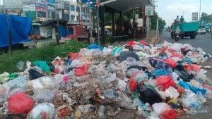 Tumpukan-sampah-di-samping-halte-depan-Gerbang-Mas-Purwodadi-Pekanbaru.jpg