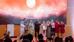 Univrab-Rekor-Muri-biografi-terbanyak.jpg