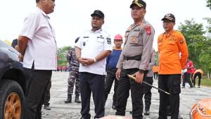 Wabup-Siak-dan-Kapolres-cek-perlengkapan-banjir.jpg