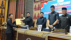 Wakil-Bupati-Bengkalis-Bagus-Santoso-mendengarkan-laporan-Pansus.jpg