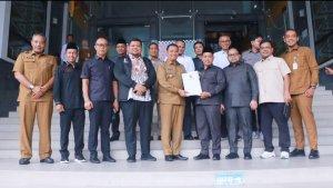 Wakil-Wali-Kota-Pekanbaru-Markarius-Anwar-tengah-baris-depan-foto-bersama.jpg