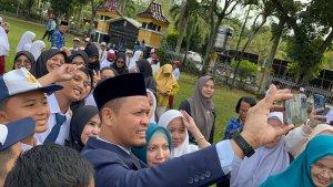 Wako-Pekanbaru-Agung-Nugroho-berswafoto-dengan-sejumlah-pelajar.jpg