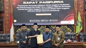 Wako-dumai-serahkan-dokumen-KUA-PPAS-APBD-2026-kepada-ketua-DPRD-Dumai.jpg