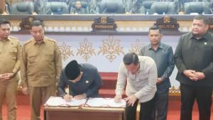 Wako_Pekanbaru_Agung_Nugroho_Ketua_DPRD_M_Isa_Lahamid_Tandatangani_Draf_APBD_Perubahan_2025.jpg