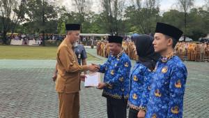 Wali-Kota-Dumai-Paisal-serahkan-SK-pengankatan-PPPK-Dumai-Senin-1592025.jpg