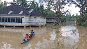 Warga-Kecamatan-Inuman-Kuansing-menggunakan-sampan-ketika-banjir.jpg
