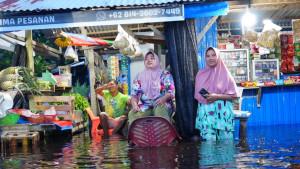 Warga-Sekemang-Siak-tunggu-warung-saat-banjir.jpg