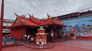 Warga-Tiongha-datang-ke-Klenteng-Hock-Siu-Kiong-Siak.jpg