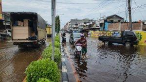 Warga-dorong-motor-banjir-rob-pasang-keling-Dumai.jpg