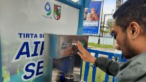 Warga-mencoba-air-siap-minum.jpg
