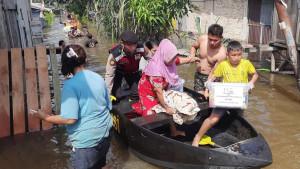 Warga-terpaksa-mengungsi-dari-pemukiman-di-Rumbai.jpg