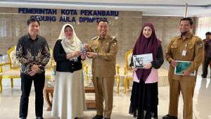Wawako-Pekanbaru-Markarius-Anwar-foto-bersama-Regional-Lead-Tanoto-Foundation-Riau.jpg