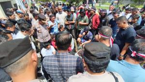 aksi-damai-di-depan-gerbang-Kantor-Pertanahan-pekanbaru.jpg