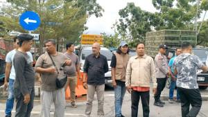 aksi-sopir-angkutan-barang-yang-memblokir-jalur-masuk-ke-kapal.jpg
