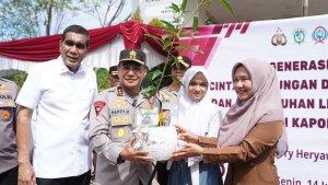 apolda-Riau-Irjen-Pol-Herry-Heryawan-dua-dari-kiri-saat-menyerahkan-bibit-pohon.jpg