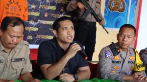 asat-Reskrim-Polres-Kuansing-AKP-Shilton-tengah-saat-memberikan-keterangan.jpg