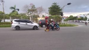 badut-menghibur-pengendara-di-simpang-empat-Stadion-Kaharuddin-Nasution.jpg