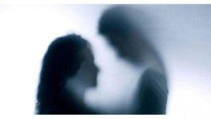 bukan-istri-durhaka-wanita-ini-pukul-kepala-suami-di-tempat-umum-warga-nyuruh-hantam-pakai-batu.jpg