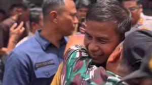 bupati-kampar-temui-warga-yang-blokade-jalan.jpg