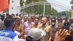 demo-buruh-disnakertrans-riau.jpg