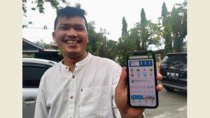 dermawansyah_saat_menunjukkan_aplikasi_gojek_di_telepon_pintar_miliknya.jpg