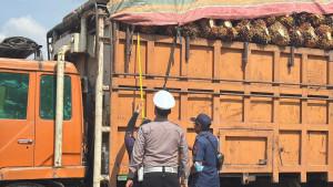 ditlantas-Polda-riau-penertiban-truk-odol.jpg