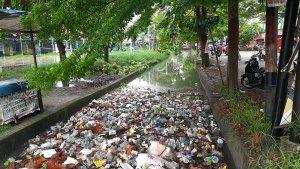 drainase-penuh-sampah.jpg