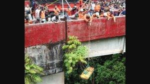 evakuasi-korban-yang-meloncat-dari-jembatan-layang-kelok-9.jpg