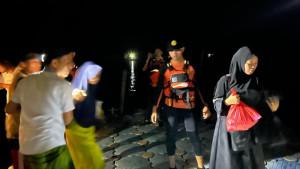 evakuasi-santri-yang-terjebak-di-kapal-yang-mengalami-mati-mesin-di-meranti.jpg