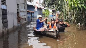 evakuasi-terhadap-warga-terdampak-banjir-parah.jpg