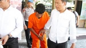 foto_dua_pelaku_pencurian_modus_pecah_kaca_dibekuk_aparat_polresta_pekanbaru_1.jpg