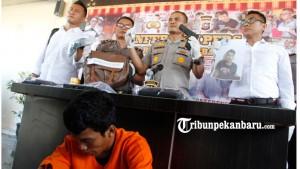 foto_dua_pelaku_pencurian_modus_pecah_kaca_dibekuk_aparat_polresta_pekanbaru_2.jpg