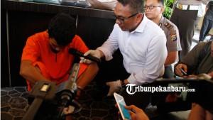 foto_dua_pelaku_pencurian_modus_pecah_kaca_dibekuk_aparat_polresta_pekanbaru_3.jpg