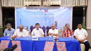gubri-dampingi-menteri-esdm-ri-konfrensi-pers-di-chevron-minas_20161228_122536.jpg