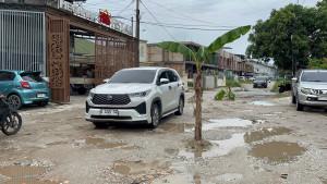 jalan-rusak-di-pekanbaru-ditanami-pohon-pisang.jpg